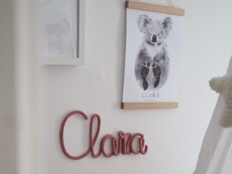 Strickname Clara an der Kinderzimmerwand