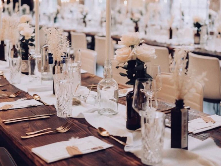 Tisch-Setting einer Hochzeit