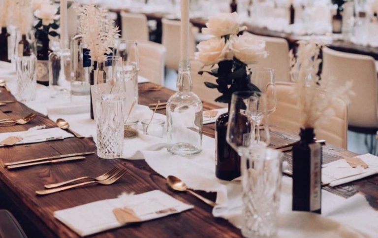 gedeckte Tafel mit goldenem Besteck und Leinen-Servietten