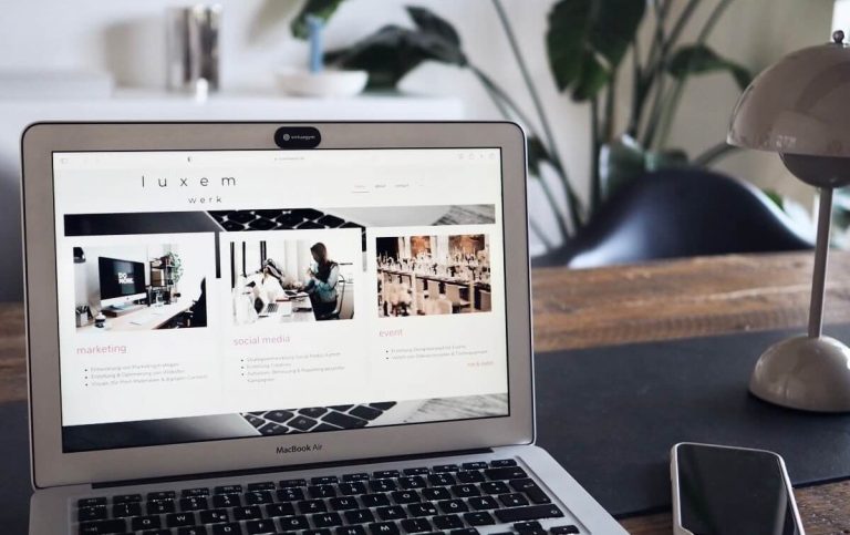 Laptop mit iPhone und der Websie luxem werk