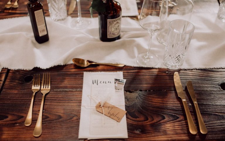 goldenes Besteck auf einer gedeckten Tafel