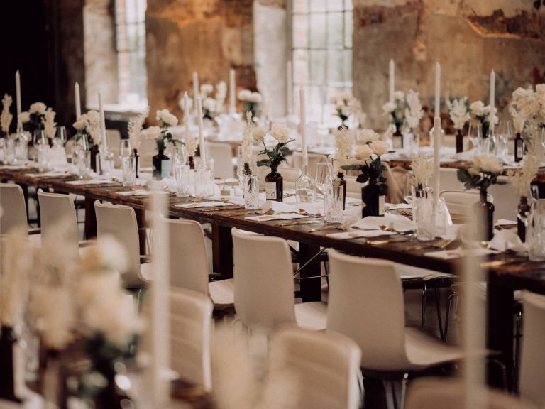 Dekoaccessoires auf Tisch bei einer Hochzeit